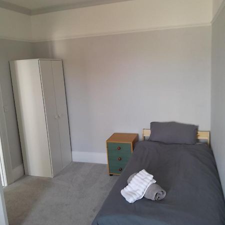 Apartamento Conveniently Located, Newly Refurbished Flat Pembroke Dock Exterior foto